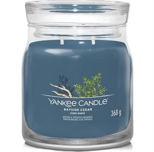 Yankee Candle Signature Collection Bayside Cedar Medium Jar brings a fresh